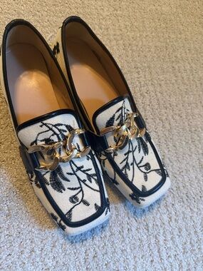 Women's Black & White Embroidered Chain-Accent Loafers